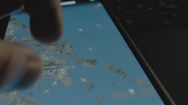 スマートフォン画面のグローバルマップ上のオンラインフライト追跡 アテネ ギリシャ 船積み 物流コンセプト — ストック動画