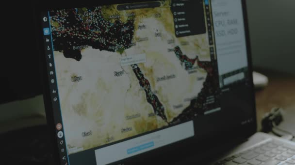 コンテナ貨物船 コンピュータ画面上のグローバルマップを追跡するオンライン スエズチャンネル 船積み 物流コンセプト — ストック動画