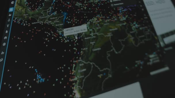 Container Cargo Statek Towarowy Online Śledzenie Globalnej Mapy Ekranie Komputera — Wideo stockowe
