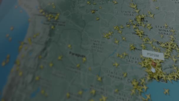 航空貨物輸送について コンピュータ画面上のグローバルマップをオンラインで追跡します 南アメリカ ブラジル 船積み 物流コンセプト — ストック動画