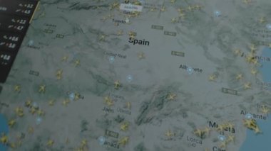 Hava Taşımacılığı Nakliyesi. Bilgisayar ekranında küresel haritayı takip ediyorum. İspanya, Madrid. Kargo, kargo ve lojistik konsepti.