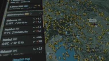 Hava Taşımacılığı Nakliyesi. Bilgisayar ekranında küresel haritayı takip ediyorum. Macaristan, Budapeşte. Kargo, kargo ve lojistik konsepti.