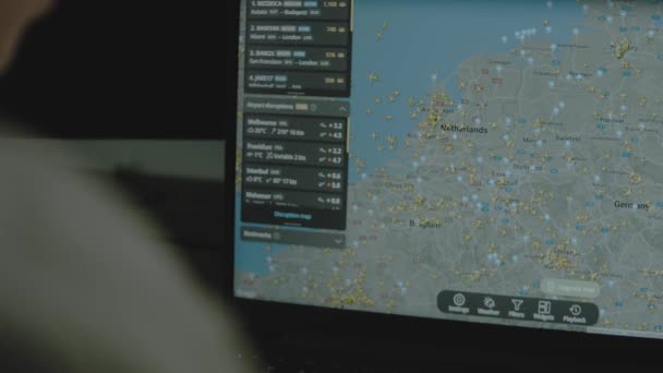 Żegluga Powietrzna Online Śledzenie Globalnej Mapy Ekranie Komputera Holandia Amsterdam — Wideo stockowe