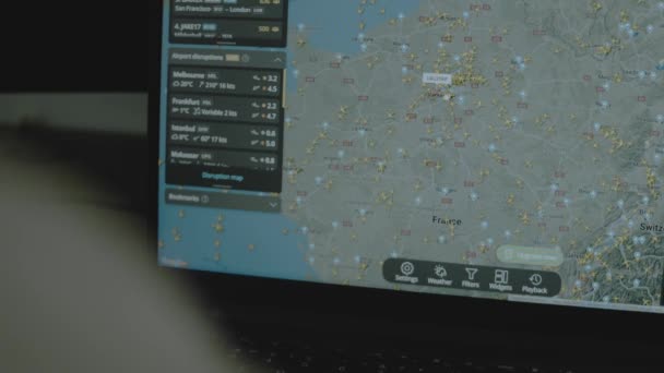 航空貨物輸送について コンピュータ画面上のグローバルマップをオンラインで追跡します フランス 船積み 物流コンセプト — ストック動画
