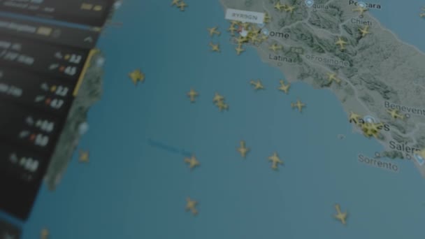 航空貨物輸送について コンピュータ画面上のグローバルマップをオンラインで追跡します イタリア ローマ 船積み 物流コンセプト — ストック動画