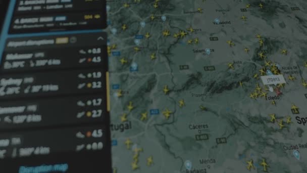 航空貨物輸送について コンピュータ画面上のグローバルマップをオンラインで追跡します スペイン マドリード 船積み 物流コンセプト — ストック動画