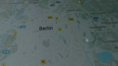 Uçaklar bilgisayar ekranında küresel haritada izleniyorlar. Berlin, Almanya. Kargo, kargo ve lojistik konsepti.