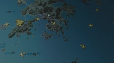 Uçaklar bilgisayar ekranında küresel haritada izleniyorlar. Hong Kong, Çin. Kargo, kargo ve lojistik konsepti.