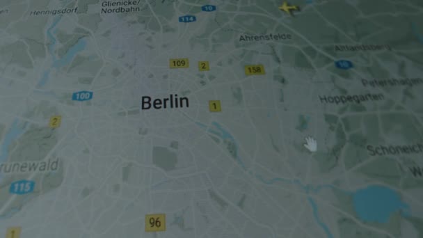 Samoloty Śledzące Online Globalnej Mapie Ekranie Komputera Berlin Niemcy Koncepcja — Wideo stockowe