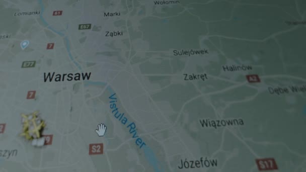 コンピュータ画面上のグローバルマップ上のオンライン追跡飛行機 ワルシャワ ポーランド 船積み 物流コンセプト — ストック動画