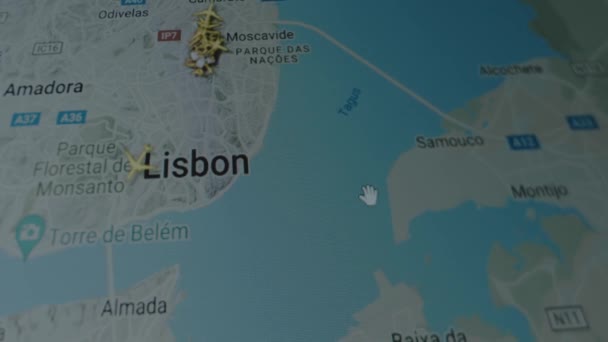 コンピュータ画面上のグローバルマップ上のオンライン追跡飛行機 リスボン ポルトガル 船積み 物流コンセプト — ストック動画