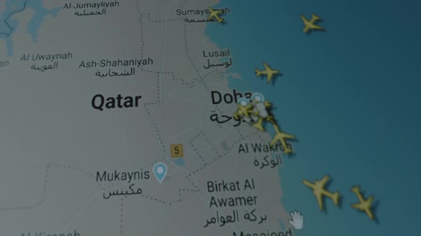 コンピュータ画面上のグローバルマップ上のオンライン追跡飛行機 カタール ドーハ 船積み 物流コンセプト — ストック動画