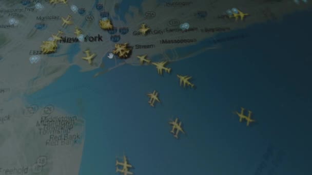 コンピュータ画面上のグローバルマップ上のオンライン追跡飛行機 ニューヨーク アメリカ 船積み 物流コンセプト — ストック動画