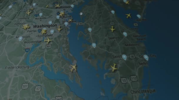 コンピュータ画面上のグローバルマップ上のオンライン追跡飛行機 ワシントン ボルチモア アメリカ 船積み 物流コンセプト — ストック動画