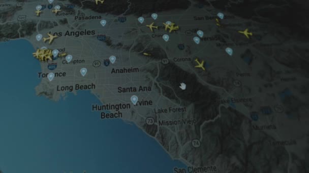 コンピュータ画面上のグローバルマップ上のオンライン追跡飛行機 ロサンゼルス アメリカ 船積み 物流コンセプト — ストック動画