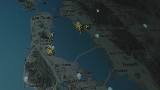 コンピュータ画面上のグローバルマップ上のオンライン追跡飛行機 サンフランシスコ アメリカ 船積み 物流コンセプト — ストック動画