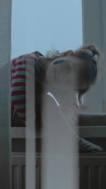 Yüzünde bilgisayar faresi resmi olan sevimli küçük bir kız. Bilgisayarlar kavramı.