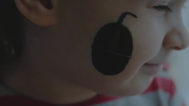 Küçük Şirin Bir Kızın Suratında Bilgisayar Faresi Resmi Bilgisayarlar Kavramı — Stok video