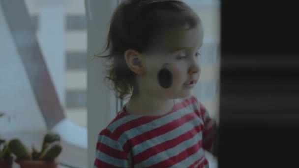 Yüzünde Bilgisayar Faresi Resmi Olan Sevimli Küçük Bir Kız Bilgisayarlar — Stok video