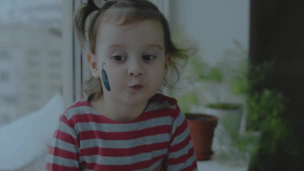 Gadis Kecil Yang Lucu Dengan Lukisan Tikus Komputer Wajahnya Membuat — Stok Video