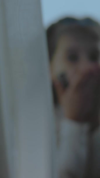 Nettes Kleines Mädchen Mit Computerfächermalerei Gesicht Luftkuss Geben Computerkonzept — Stockvideo