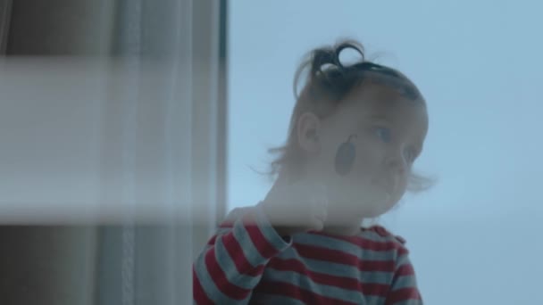 Petite Fille Mignonne Avec Peinture Souris Ordinateur Sur Son Visage — Video