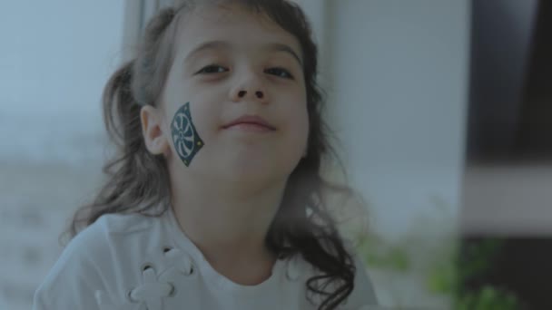 Мила Маленька Дівчинка Комп Ютерним Вентилятором Малює Обличчі Концепція Комп — стокове відео