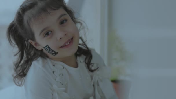 Petite Fille Joyeuse Avec Peinture Ventilateur Ordinateur Sur Son Visage — Video