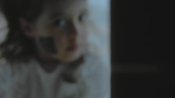Yüzünde Bilgisayar Fanı Resmi Olan Sevimli Küçük Bir Kız Şirin — Stok video