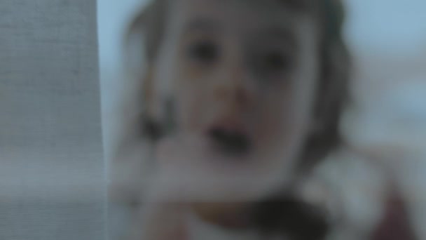 コンピュータファンが彼女の顔に絵を描いているかわいい少女 エアキスをする コンピュータコンセプト — ストック動画