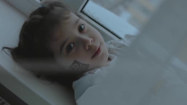 Χαρούμενο Κοριτσάκι Φαν Του Υπολογιστή Ζωγραφισμένο Στο Πρόσωπό Της Ξαπλωμένη — Αρχείο Βίντεο