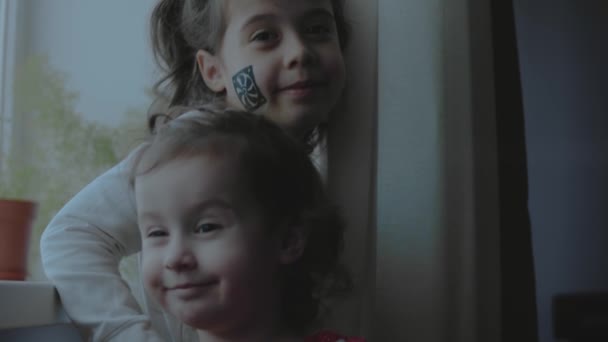 Zwei Kleine Mädchen Mit Computerkomponenten Malen Ihre Gesichter Lustiges Gesicht — Stockvideo