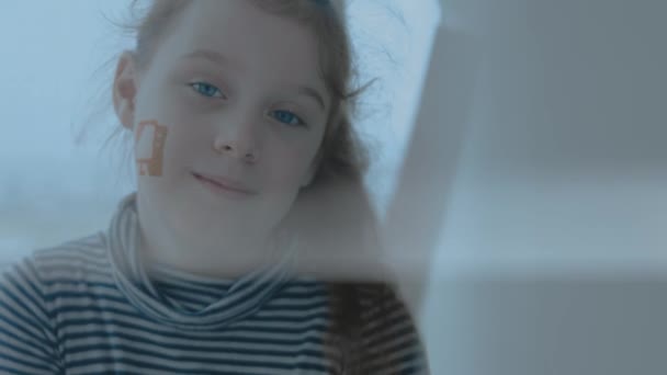 Fröhliches Kleines Mädchen Mit Computerturm Und Bildschirmbemalung Gesicht Computerkonzept — Stockvideo