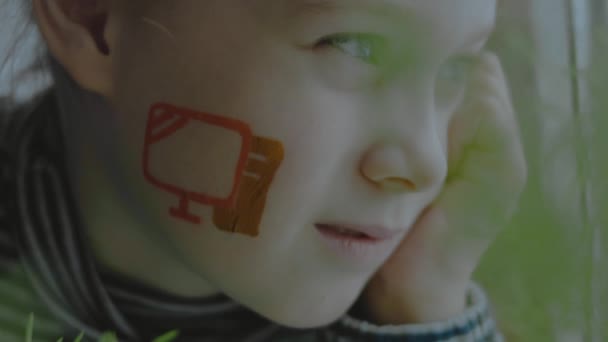 一个严肃的小女孩 脸上挂着电脑塔和彩绘 计算机概念 — 图库视频影像