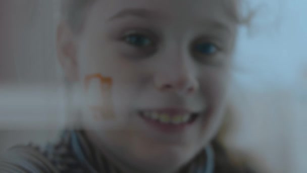 Fröhliches Kleines Mädchen Mit Computerturm Und Bildschirmbemalung Gesicht Sich Selbst — Stockvideo
