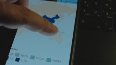 Akıllı telefon ekranında ülke bazında sosyal medya kullanıcıları. Dünya haritası.