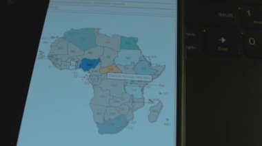 Akıllı telefon ekranında ülke bazında sosyal medya kullanıcıları. Dünya haritası, Afrika.