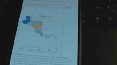 Akıllı telefon ekranında ülke bazında sosyal medya kullanıcıları. Dünya haritası, Orta Amerika.