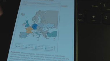 Akıllı telefon ekranında ülke bazında sosyal medya kullanıcıları. Dünya haritası, Avrupa.