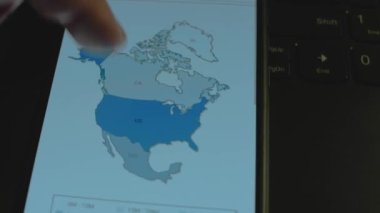 Akıllı telefon ekranında ülke bazında sosyal medya kullanıcıları. Dünya haritası, Kuzey Amerika.