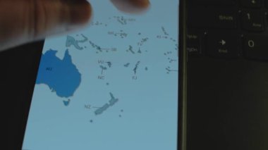 Akıllı telefon ekranında ülke bazında sosyal medya kullanıcıları. Dünya haritası, Avustralya.