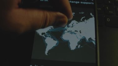 Okyanusların ve denizlerin dibinden geçen denizaltı internet kabloları akıllı telefon ekranında haritalanıyor. Atlantik Okyanusu.