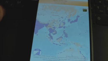 Akıllı telefon ekranında dünya çapında 5G kapsama alanı. Çin.