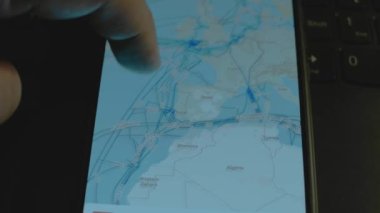 Dünya haritasındaki su altı internet kabloları akıllı telefon ekranında. Avrupa, Afrika.