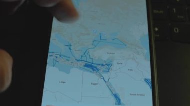 Dünya haritasındaki su altı internet kabloları akıllı telefon ekranında. Arap Denizi.