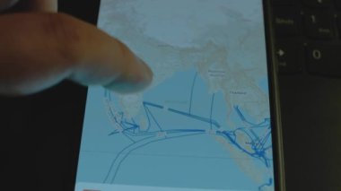 Dünya haritasındaki su altı internet kabloları akıllı telefon ekranında. Bengal Körfezi, Avustralya.