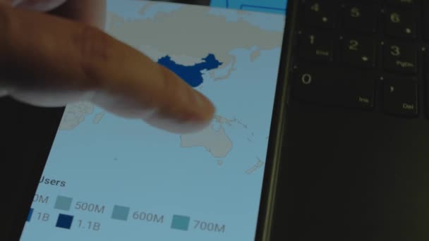 Användare Sociala Medier Land Smarttelefonskärmen Världskarta — Stockvideo