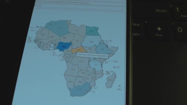 Användare Sociala Medier Land Smarttelefonskärmen Världskarta Afrika — Stockvideo