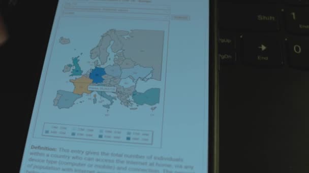 Social Media Gebruikers Land Smartphone Scherm Wereldkaart Europa — Stockvideo