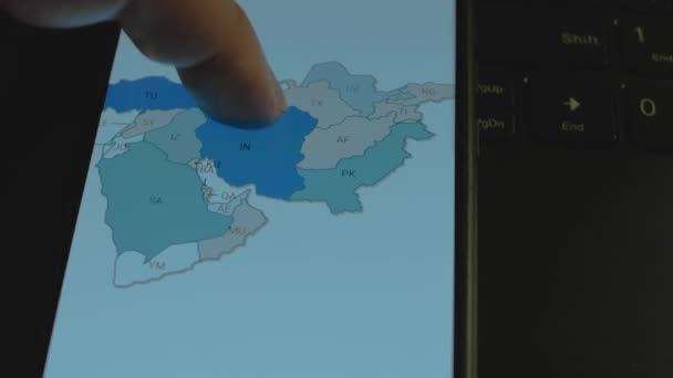 Пользователи Социальных Сетей Странам Экране Смартфона Карта Мира Азия — стоковое видео